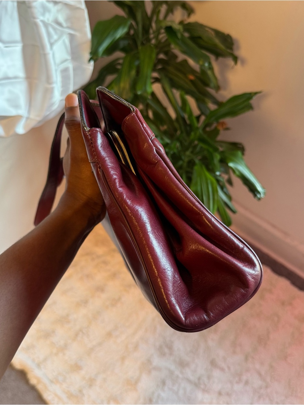 70s Etienne Aigner Oxblood Red Leather Kiss Lock Shoulder Bag - Picture 8 of 9